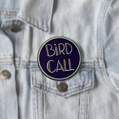 Badge Rond 7,6 Cm Bird Call Logo Button (En situation)