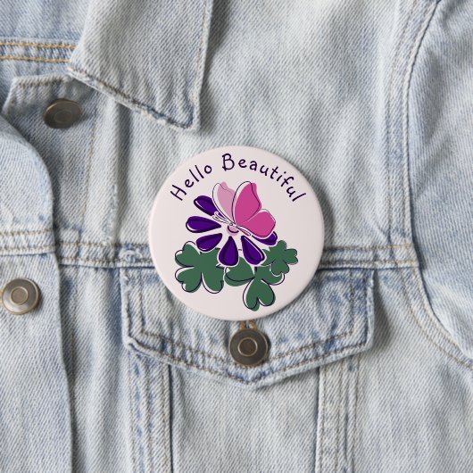 Badge Rond 7,6 Cm Bonjour Beau Papillon rose sur Fleur violette (En situation)