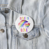 Badge Rond 7,6 Cm Bouton d'amour arc-en-ciel de fierté (En situation)