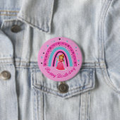 Badge Rond 7,6 Cm Bouton d'anniversaire pour enfants arc-en-ciel (En situation)