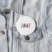 Badge Rond 7,6 Cm Bouton de mariée Lettré à la main minimale | Rose (En situation)