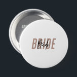 Badge Rond 7,6 Cm Bouton de mariée Lettré à la main minimale | Rose<br><div class="desc">Bouton de mariée Lettré à la main minimale | Rose | Bachelorette</div>