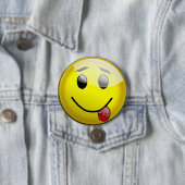 Badge Rond 7,6 Cm Bouton drôle de la face de la langue percée (En situation)