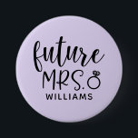 Badge Rond 7,6 Cm Bouton Futur Parti Mme Bachelorette<br><div class="desc">Célébrez votre prochain mariage avec ce bouton "Futur Madame" qui affiche votre nom de famille.</div>
