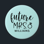 Badge Rond 7,6 Cm Bouton Futur Parti Mme Bachelorette<br><div class="desc">Célébrez votre prochain mariage avec ce bouton "Futur Madame" qui affiche votre nom de famille.</div>