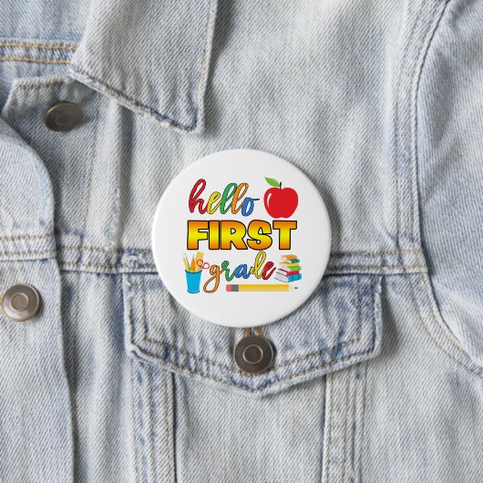 Badge Rond 7,6 Cm Bouton Hello First Grade (En situation)