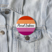 Badge Rond 7,6 Cm Bouton Lesbienne Fière (En situation)