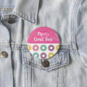 Badge Rond 7,6 Cm Bouton Magasin Arc-en-ciel Sprinkel Donut (En situation)