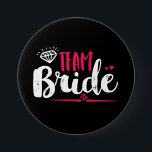 Badge Rond 7,6 Cm Bouton Mariage du Team Bride Bachelorette Party<br><div class="desc">Bouton de fiancée d'équipe. Parfait pour la douche nuptiale et accessoires de fête de bachelorette avant le mariage. Bleu marine, blanc et rose avec diamant et petits coeurs. La couleur Arrière - plan peut être customisée à votre thème de couleur souhaité. Cette épingle est pour la servante, la servante d'honneur,...</div>