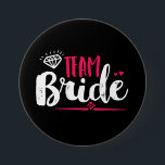 Badge Rond 7,6 Cm Bouton Mariage du Team Bride Bachelorette Party<br><div class="desc">Bouton de fiancée d'équipe. Parfait pour la douche nuptiale et accessoires de fête de bachelorette avant le mariage. Bleu marine, blanc et rose avec diamant et petits coeurs. La couleur Arrière - plan peut être customisée à votre thème de couleur souhaité. Cette épingle est pour la servante, la servante d'honneur,...</div>