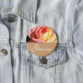 Badge Rond 7,6 Cm Bouton mariage rose jaune rose pour marié (En situation)