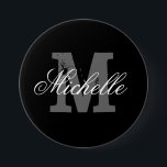 Badge Rond 7,6 Cm Bouton monogramme de nom personnalisé | Noir class<br><div class="desc">Boutons de mariage monogramme de nom personnalisé | Noir et blanc. Joli design élégant pour mariée, femme de ménage, femme de chambre d'honneur, fille de fleurs, invités, famille à chic bachelorette / douche nuptiale, fête de mariage. Lettre initiale monogramme avec texte de typographie élégant. Changez la quantité pour obtenir le...</div>