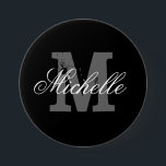 Badge Rond 7,6 Cm Bouton monogramme de nom personnalisé | Noir class<br><div class="desc">Boutons de mariage monogramme de nom personnalisé | Noir et blanc. Joli design élégant pour mariée, femme de ménage, femme de chambre d'honneur, fille de fleurs, invités, famille à chic bachelorette / douche nuptiale, fête de mariage. Lettre initiale monogramme avec texte de typographie élégant. Changez la quantité pour obtenir le...</div>