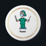 Badge Rond 7,6 Cm Bouton Nom du chirurgien féminin avec outils<br><div class="desc">Ce bouton comporte une chirurgienne tenant un gros scalpel et des pinces. Ci-dessous vous pouvez personnaliser ceci avec un nom ou tout ce que vous voulez mettre sur ce bouton, c'est-à-dire BEST DOCTOR. Vous êtes libre de changer la couleur de l'arrière - plan si vous le souhaitez. En raison du...</div>