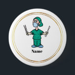 Badge Rond 7,6 Cm Bouton Nom du chirurgien féminin avec outils<br><div class="desc">Ce bouton comporte une chirurgienne tenant un gros scalpel et des pinces. Ci-dessous vous pouvez personnaliser ceci avec un nom ou tout ce que vous voulez mettre sur ce bouton, c'est-à-dire BEST DOCTOR. Vous êtes libre de changer la couleur de l'arrière - plan si vous le souhaitez. En raison du...</div>