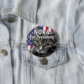 Badge Rond 7,6 Cm Bouton Nora Présidente #7 (En situation)