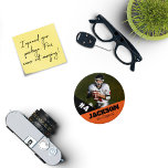 Badge Rond 7,6 Cm Bouton photo sport personnalisé / football à pin<br><div class="desc">Soutenez les efforts sportifs de votre enfant avec cette broche sportive personnalisée. Idéal pour les nuits seniors ! Disponible en différentes tailles. Beaucoup d'options pour customiser.</div>