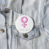 Badge Rond 7,6 Cm Bouton rebelle de fille (En situation)