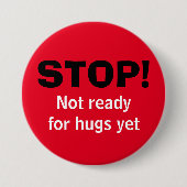 Badge Rond 7,6 Cm Bouton rouge STOP No Hugs (Devant)