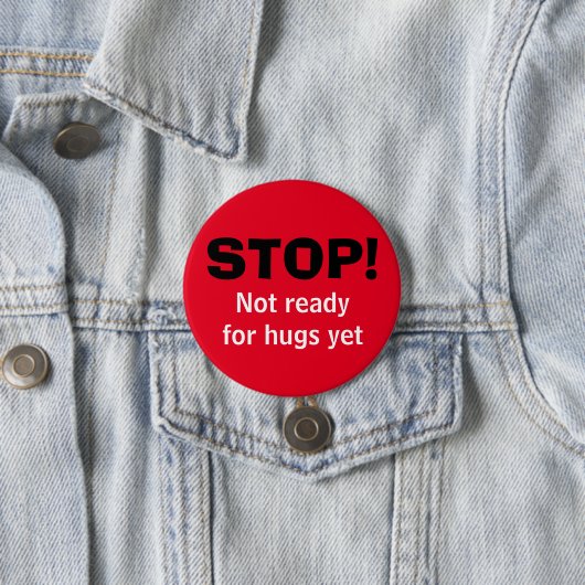 Badge Rond 7,6 Cm Bouton rouge STOP No Hugs (En situation)