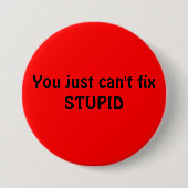 BADGE ROND 7,6 CM BOUTON STUPIDE (Devant)