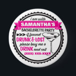 Badge Rond 7,6 Cm Boutons de la partie de bachelorette ivre et perdu<br><div class="desc">Bachelorette Party Buttons - "Je suis avec la mariée pour être la fête de la bachelorette si elle est trouvée perdue et ivre, achetez-moi un verre et appelez". Ce bouton hilarant et rétro en noir et rose chaud est absolument parfait pour votre soirée poules/bachelorette, la soirée des filles la plus...</div>