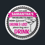 Badge Rond 7,6 Cm Boutons de la partie de bachelorette ivre et perdu<br><div class="desc">Bachelorette Party Buttons : "Je suis avec Bride-to-be bachelorette party s'il est trouvé perdu et bu, achetez-moi un verre". Ce bouton de style vintage très gai en noir et rose chaud est absolument parfait pour votre fête des poules sauvages. Assurez-vous que tout le monde dans votre parti en a un...</div>