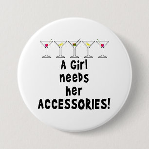 BADGE ROND 7,6 CM BOUTONS, UNE FILLE A BESOIN DE SES ACCESSOIRES