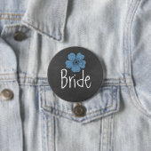 Badge Rond 7,6 Cm Bride Wild Blue Roses (En situation)
