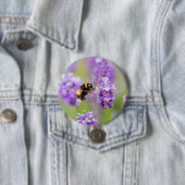 Badge Rond 7,6 Cm Bumblebebe Sur Lavender (En situation)