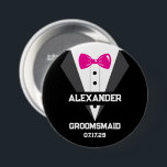 Badge Rond 7,6 Cm Cadeau Groomsmaid avec nom personnalisé et date du<br><div class="desc">Ajoutez une touche de style et de féminité à votre mariage avec ce bouton personnalisé de groomsmaid ! Doté d'un costume élégant et d'une cravate à arc rose, ce design est parfait pour honorer les femmes spéciales debout avec le marié. Customisez le nom, le rôle et la date du mariage...</div>