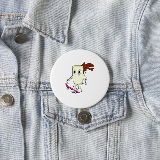 Badge Rond 7,6 Cm Café en patinage avec skateboard (En situation)