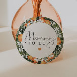 Badge Rond 7,6 Cm CALLIOPE Little Cutie Clementine Maman À Être<br><div class="desc">Cette épingle à boutons est munie d'oranges de clémentine aquarelle et d'une police manuscrite mignonne avec le dicton "maman à être". Ce bouton neutre est l'accessoire parfait pour votre petit baby shower mignon ou votre soirée révélatrice de genre.</div>