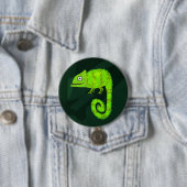 Badge Rond 7,6 Cm Caméléon mignon vert (En situation)