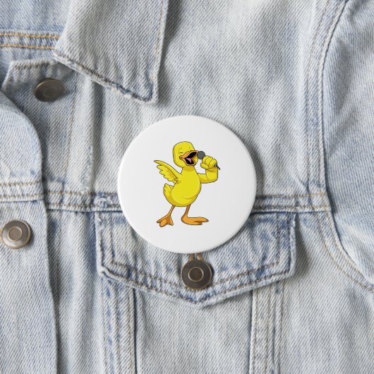 Badge Rond 7,6 Cm Canard en chanteur avec microphone (En situation)