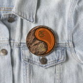 Badge Rond 7,6 Cm Capricorne & Dragon de Bois (En situation)