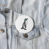 Badge Rond 7,6 Cm Casque de musique Penguin (En situation)