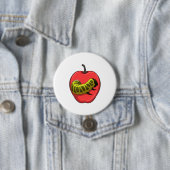 Badge Rond 7,6 Cm Caterpillar with Apple (En situation)