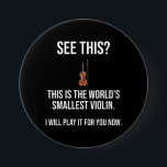 Badge Rond 7,6 Cm C'est le plus petit violon sarcastique du monde<br><div class="desc">Tu Vois Ça ? C’Est Le Plus Petit Violon Du Monde. Je Le Jouerai Pour Vous Maintenant. Un design amusant et sarcastique est une excellente idée cadeau pour quiconque a un sens du humour accrocheur. D’après le dicton "C’est le plus petit violon du monde, et c’est juste pour vous." Si...</div>