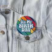 Badge Rond 7,6 Cm C'est mon anniversaire - Happy Stripe Rainbow Colo (En situation)