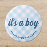 Badge Rond 7,6 Cm C'est un garçon En vichy Baby shower<br><div class="desc">Ce bouton baby shower est doté d'un arrière - plan à chèques en vichy bleu pastel et blanc évoquant un charme méridional. Le message "It's a boy" en lettres cursives élégantes assure que le bouton attire l'oeil tout en maintenant un air d'élégance décontractée. Le bouton reflète une atmosphère classique, preppy...</div>