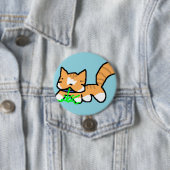 Badge Rond 7,6 Cm Chat mangeant de l'herbe (En situation)