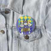 BADGE ROND 7,6 CM CHATS CHOIR ÉGLISE & SOURIS CHANTER CAROLS DE NOËL (En situation)