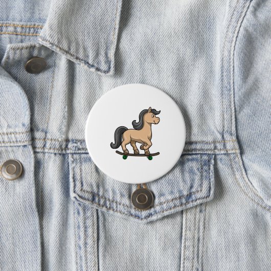 Badge Rond 7,6 Cm Cheval en Patinage avec Skateboard (En situation)