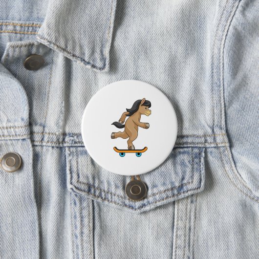 Badge Rond 7,6 Cm Cheval en Patinage avec Skateboard (En situation)