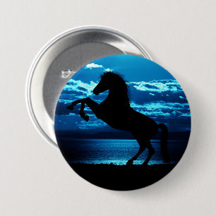 Badge Rond 7,6 Cm Cheval Noir élevant devant le ciel bleu