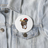 Badge Rond 7,6 Cm Chien au cricket avec batte de cricket (En situation)