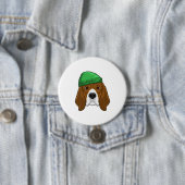 Badge Rond 7,6 Cm Chien avec Beanie (En situation)