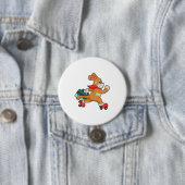 Badge Rond 7,6 Cm Chien avec des patins à roulettes (En situation)