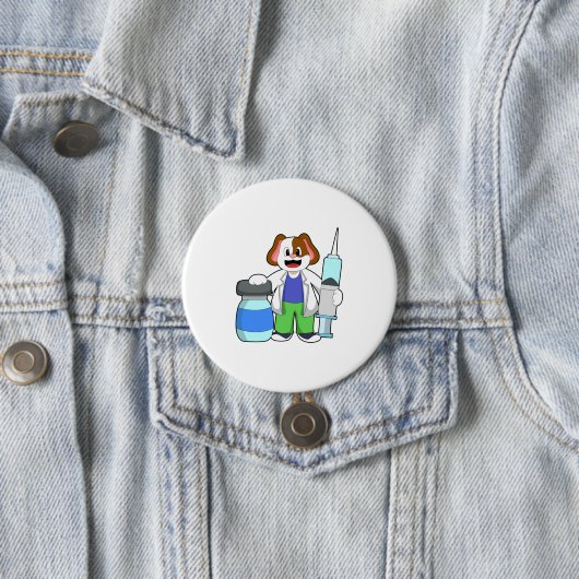 Badge Rond 7,6 Cm Chien comme docteur avec seringue (En situation)